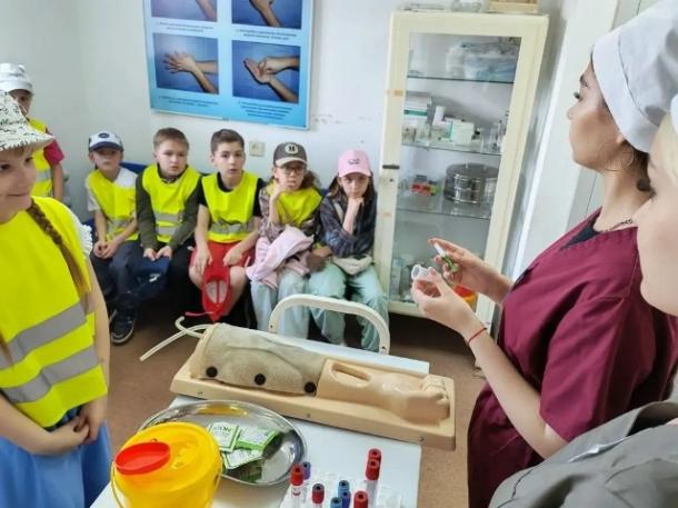 Школьники из лагеря «Солнцеград» побывали в медколледже Богородска